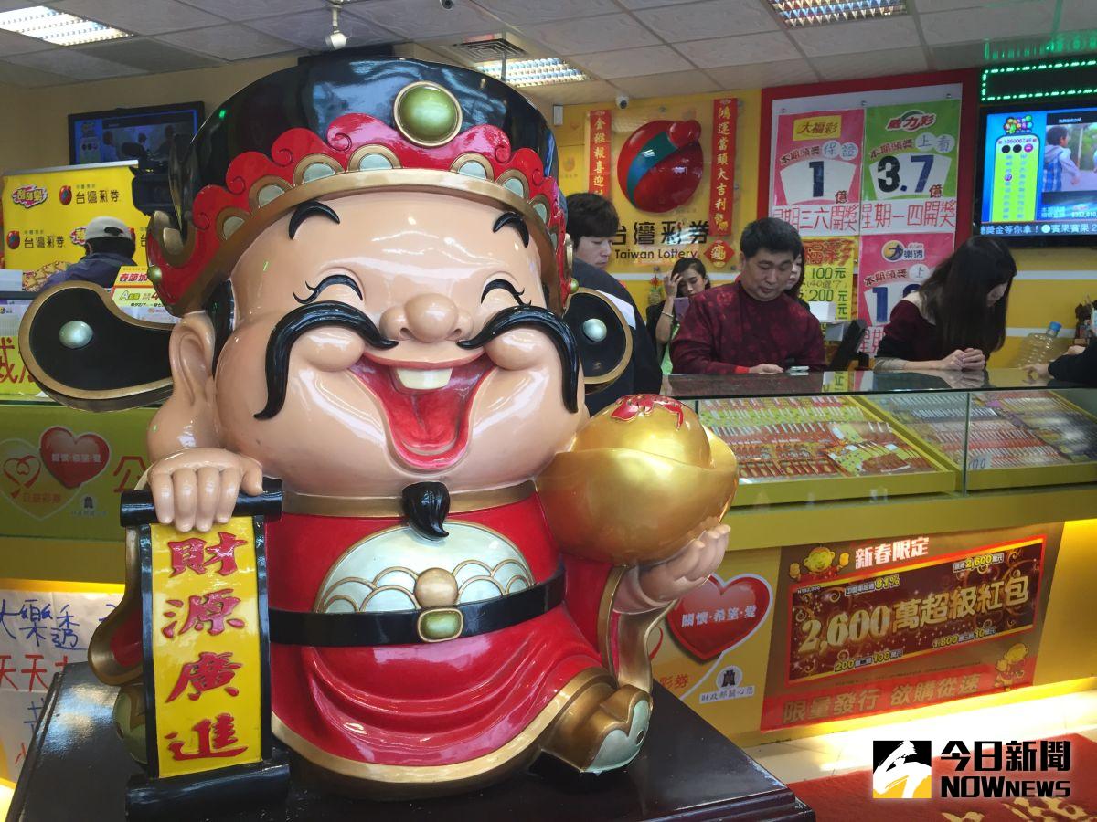 威力彩飆11.5億!「6手相」偏財旺翻天 人生注定中大獎