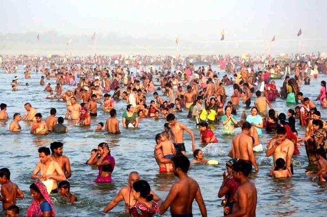 無視疫情升溫　印度數十萬信徒齊聚恆河聖浴
