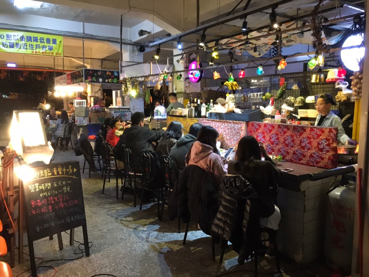 ▲台南友愛街上的友愛市場，到了晚上，搖身一變成為「深夜食堂」。（圖／台南市經發局）