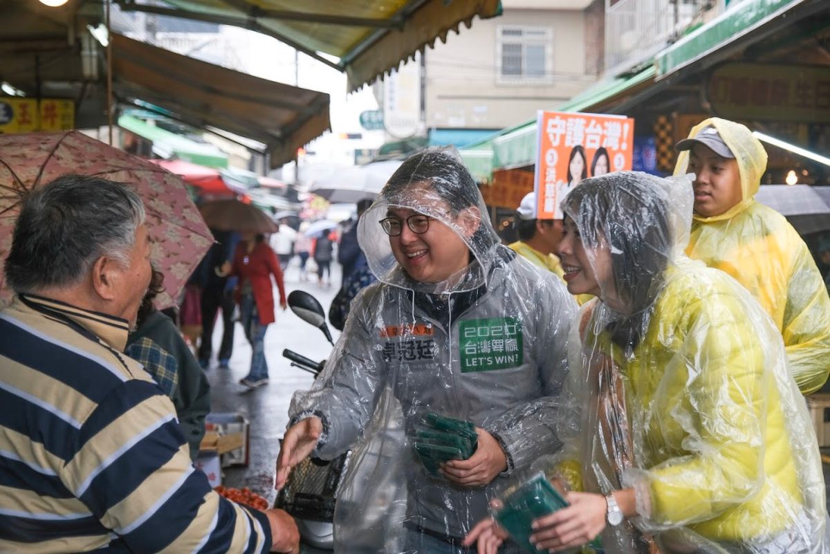 ▲立委洪慈庸與先生卓冠廷不畏風雨，市掃街熱情拜票。 (圖／柳榮俊翻攝2019.12.29)