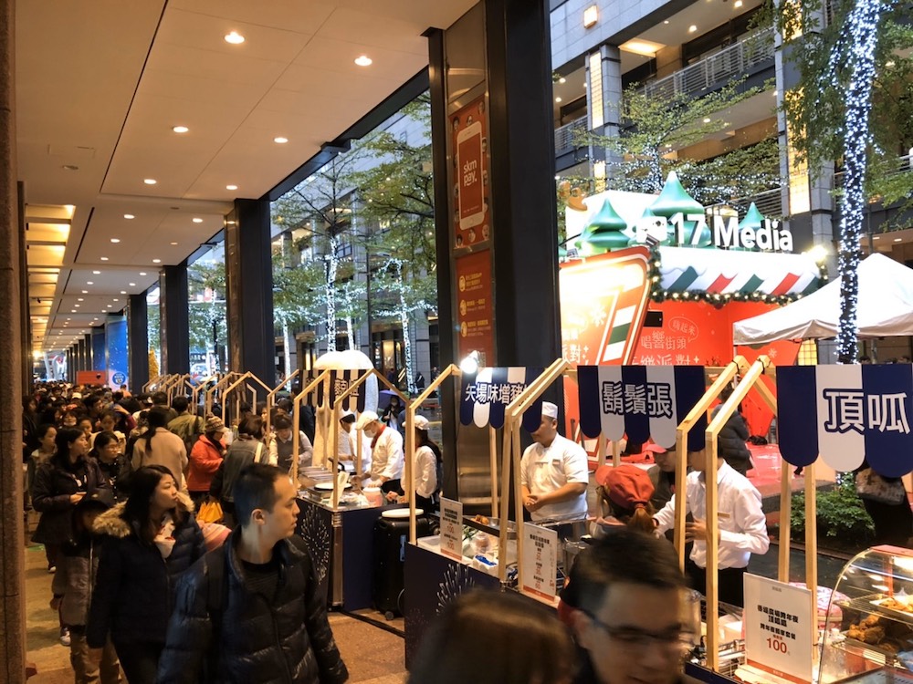 ▲ 信義區除了早在1個多月前就提供預定的各式景觀餐廳、狂歡派對，能讓民眾「且戰且走」的美食小吃也是一大熱門。（圖／新光三越提供）