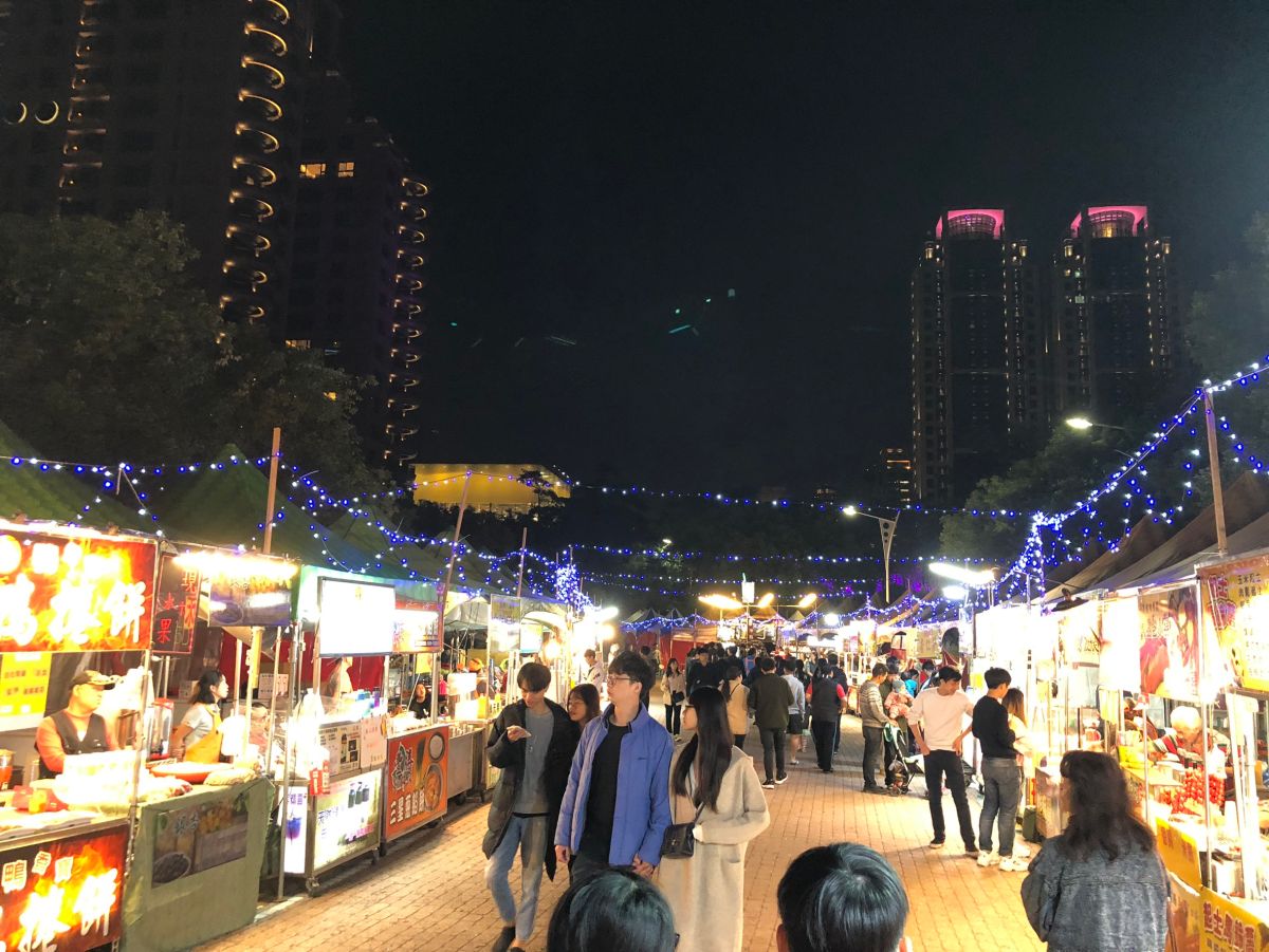 ▲台灣燈會副展區「新創餐飲市集」，民眾欣賞燈會美景同時，也能品嚐豐富、多元的風味小吃。 (圖／經發局提供2019.12.29)