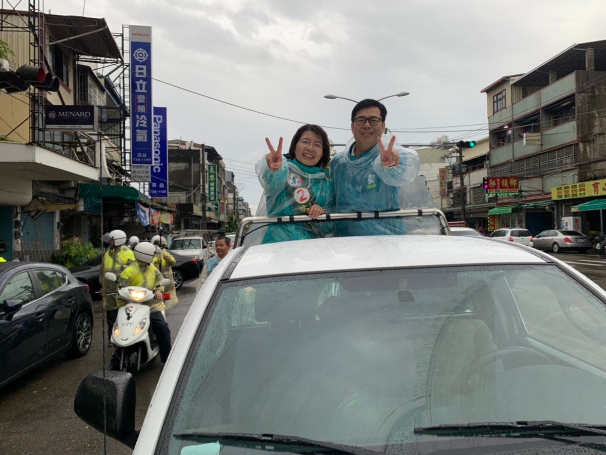 ▲黃秀芳與陳其邁精神奕奕的站在宣傳車上沿路揮手和民眾打招呼。（圖／記者陳雅芳攝，2019.12.29）