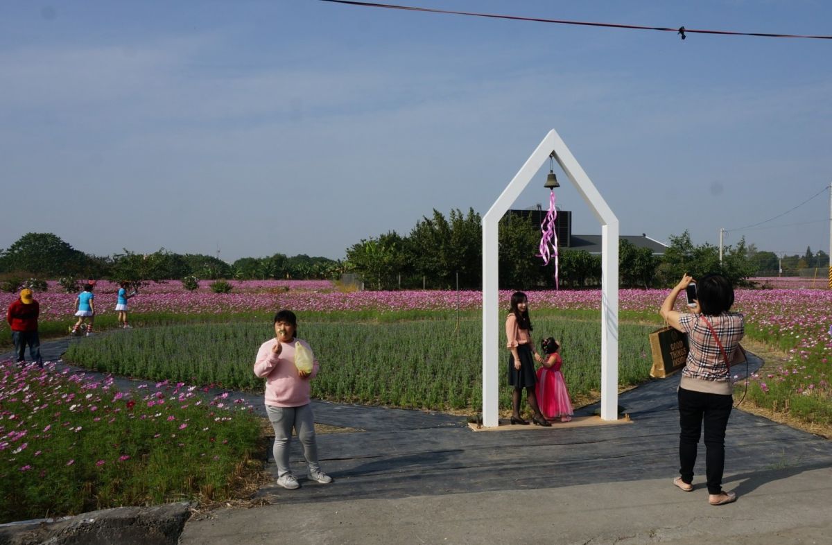 ▲造型薰衣草花田自然美景吸引親子出遊拍照。（圖／記者蘇榮泉攝，2019.12.29）