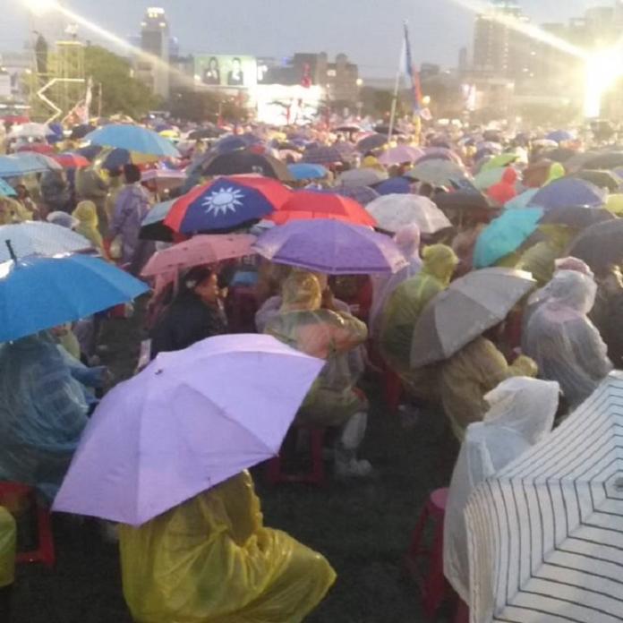 韓國瑜台中造勢大會　天雨澆不熄支持者熱情
