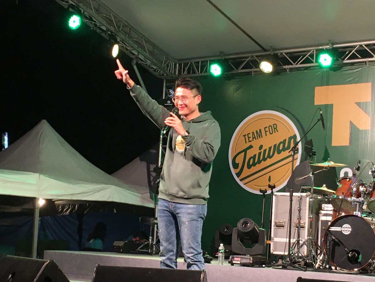 ▲張銘祐在台上高喊，「讓我們的孩子也繼續擁有，我們已經習慣的民主自由。」
（圖／立委候選人張銘祐競總提供）
