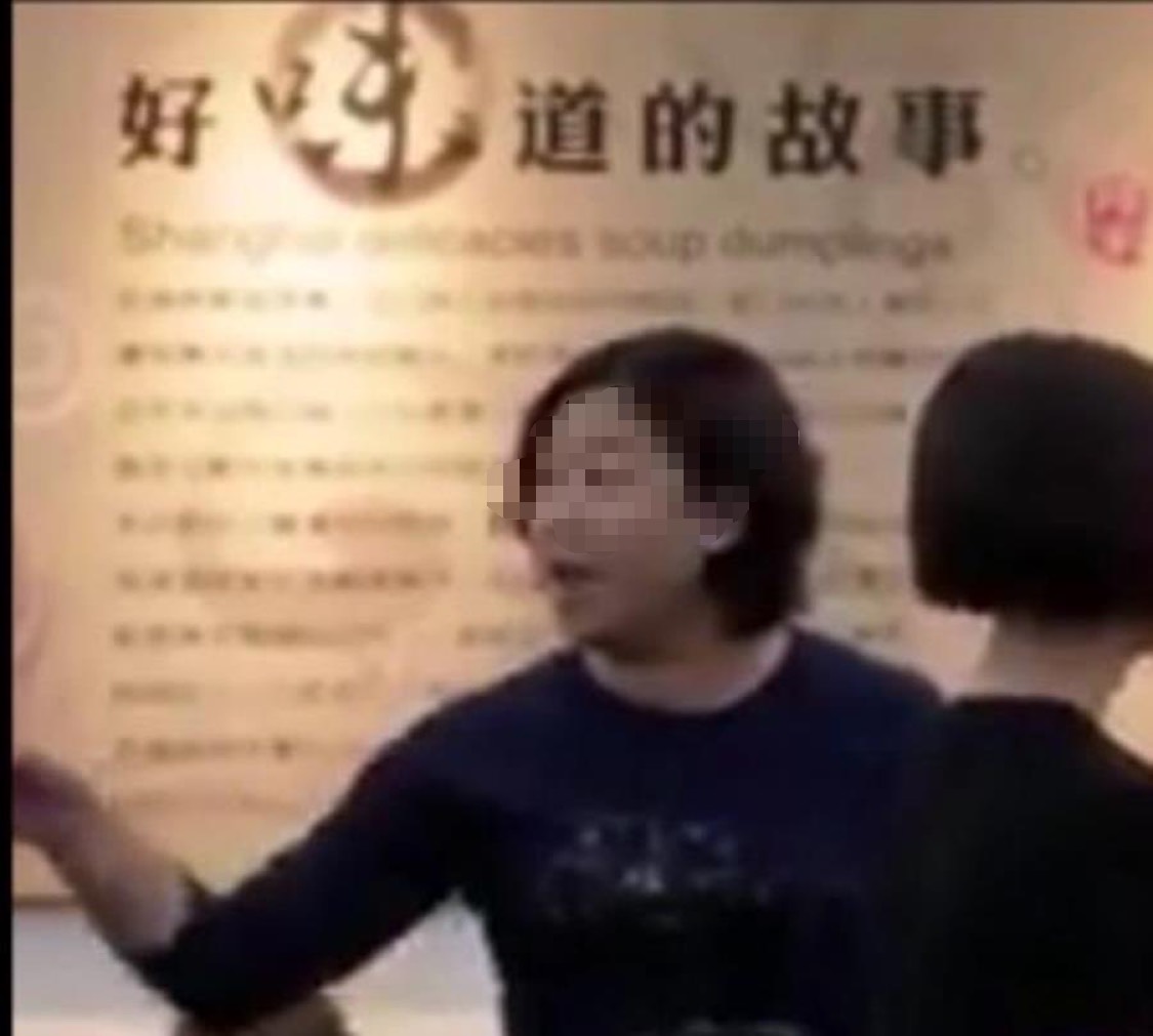 ▲「大聲女」臉部表情極度誇張，一人怒嗆眾人。（圖／記者陳聖璋翻攝）