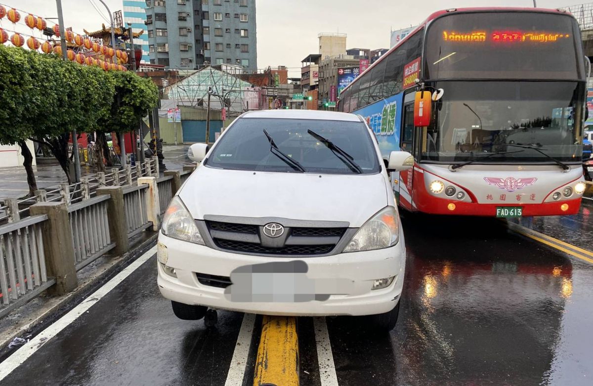 ▲一早上班車潮尖峰時段，這輛自小客沒看清分隔島居然開了上去，卡住動彈不得。（圖／桃園分局提供）