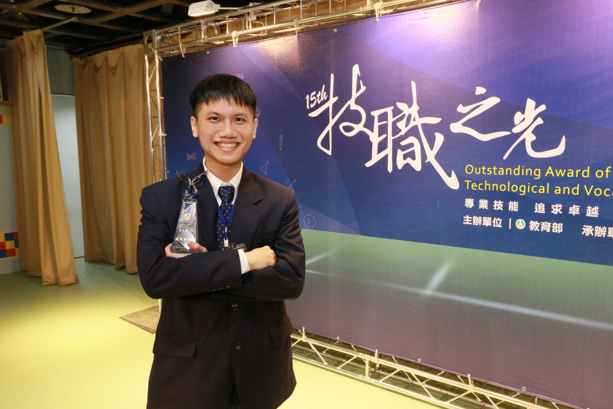 ▲吳高漢獲頒教育部技職之光。（圖/吳鳳科大提供，2019.12.31）