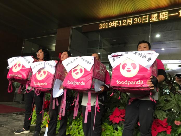 ▲多名外送員今（30）日於台北市政府門前控訴Food Panda。（圖／記者賴志昶攝）