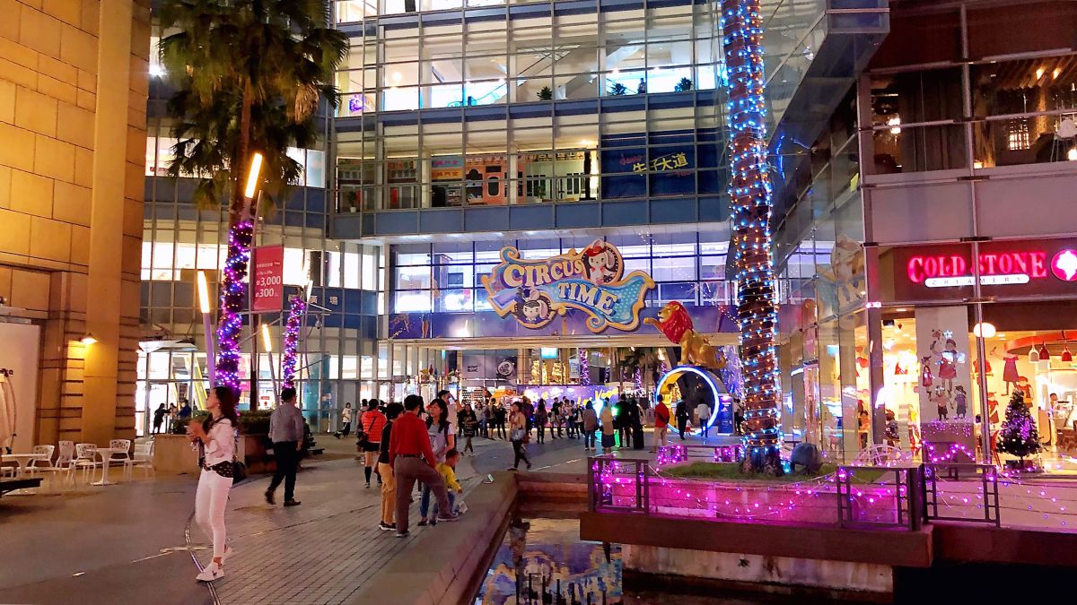 ▲百貨集結20多家餐飲品牌，推出方便即食的餐點，提供跨年民眾補充體力。（圖／記者陳美嘉攝）