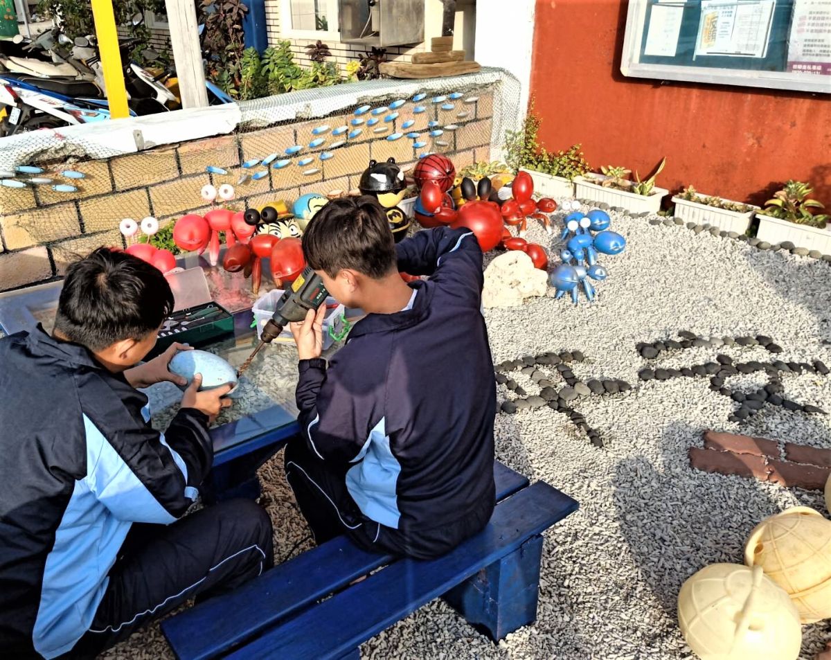 ▲全國十大魅力漁港的外垵漁港安檢所，運用廢棄浮球製作特色螃蟹及各類造型公仔，展現安檢所活潑與朝氣的一面。（圖／澎湖岸巡隊提供，2019.12.30）