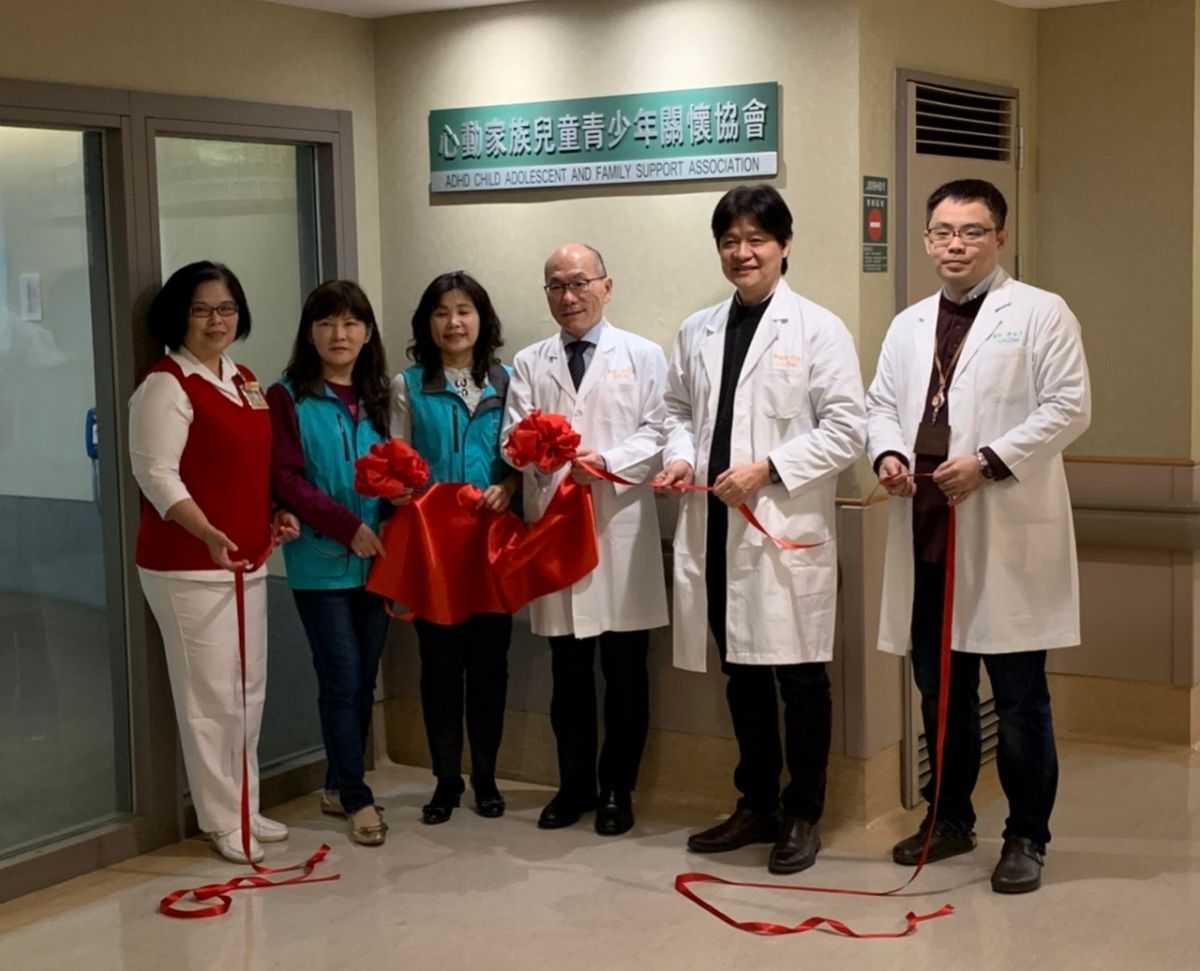 ▲嘉義長庚醫院長林志鴻、護理部主任朱翠萍、陳錦宏醫師及嘉義縣衞生局代局長趙紋華等人為協會揭牌。（圖／記者陳惲朋攝）