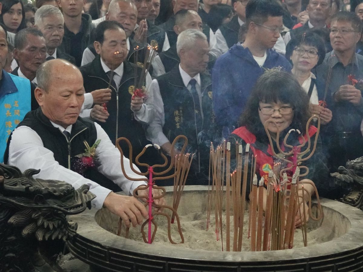 插香要用左手插？（圖／翻攝自南投名間松柏嶺受天宮粉專）