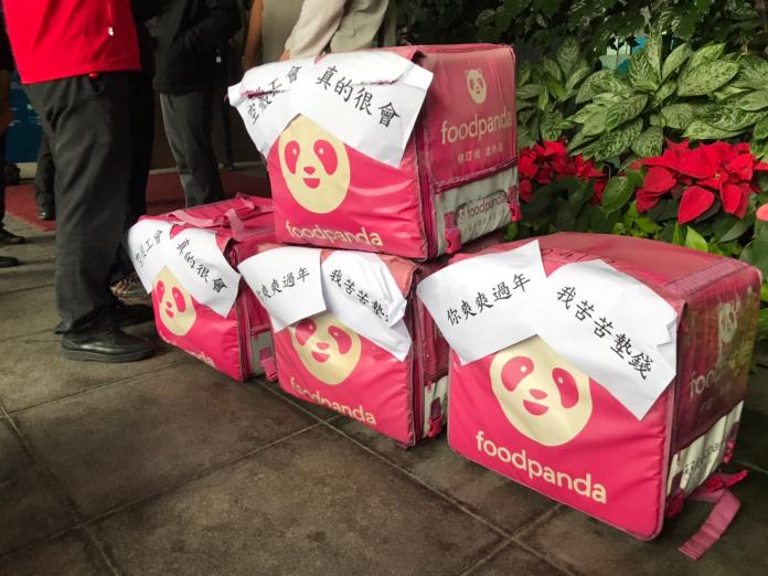 ▲數名外送員今（30）日於台北市政府門前控訴Food Panda。（圖／記者賴志昶攝）