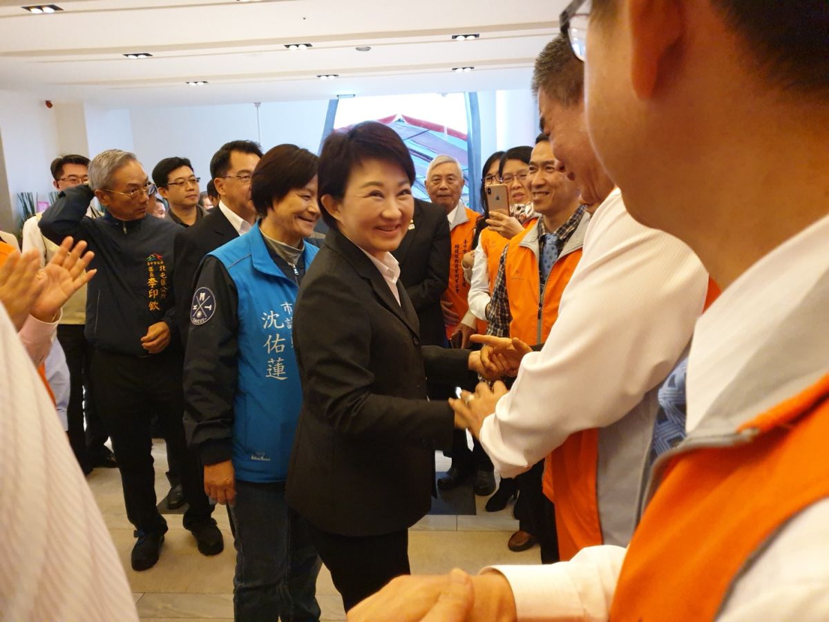 ▲台中市長盧秀燕出席保全日活動，與保全及樓管人員握手致意，盛讚他們是城市英雄。（圖／ 金武鳳攝，2019.12.30)

