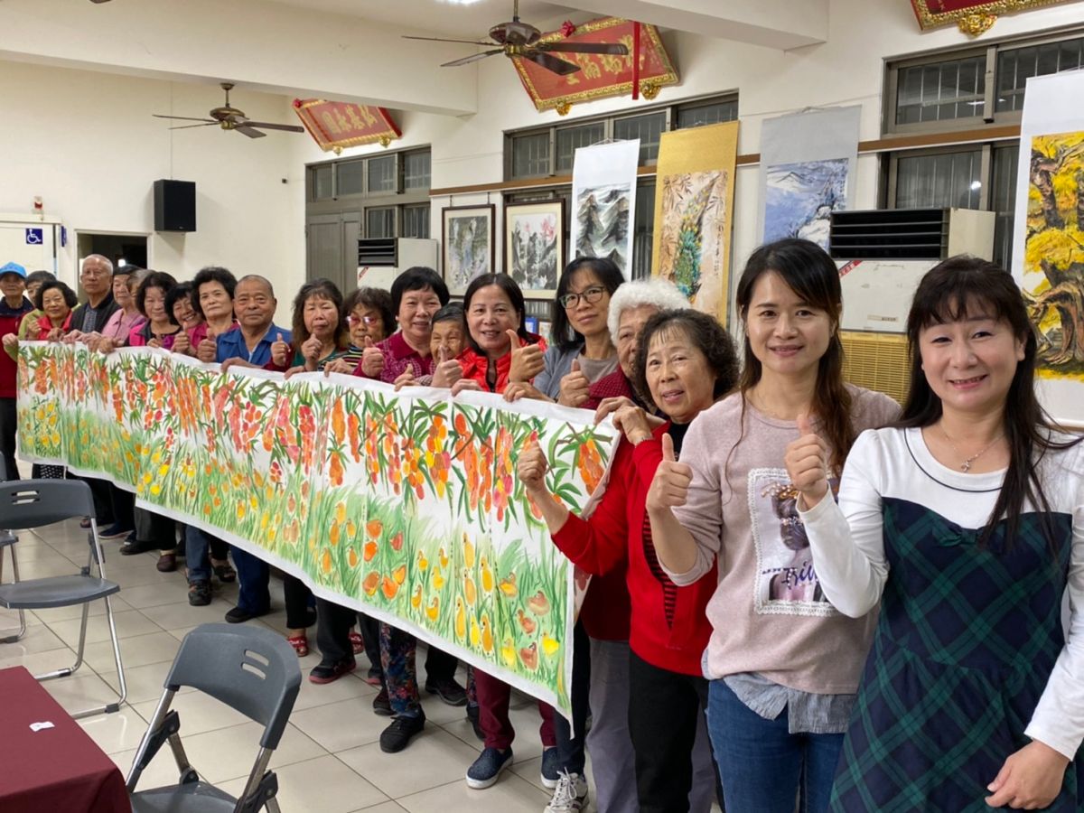 ▲線西鄉頂莊社區長照據點舉辦「藝起玩水墨」聯展由20多位高齡長輩所創作、長達百尺聯屏的「千歲圖」，充分展現童趣水墨之美。（圖／記者陳雅芳攝，2019.12.30）