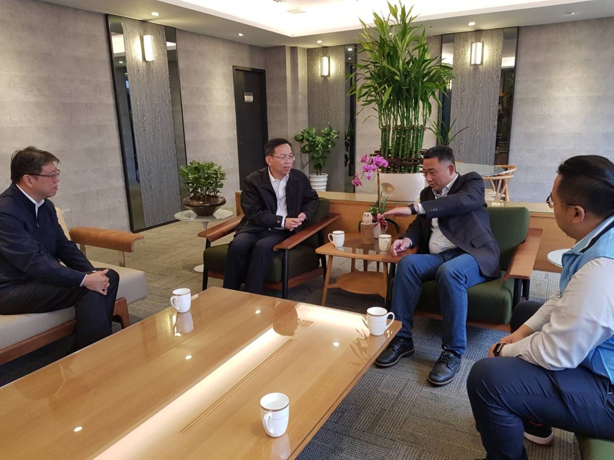 金門縣長楊鎮浯(左3)拜會民航局局長林國顯(左2)，爭取第3波加班機。(金門縣政府提供)