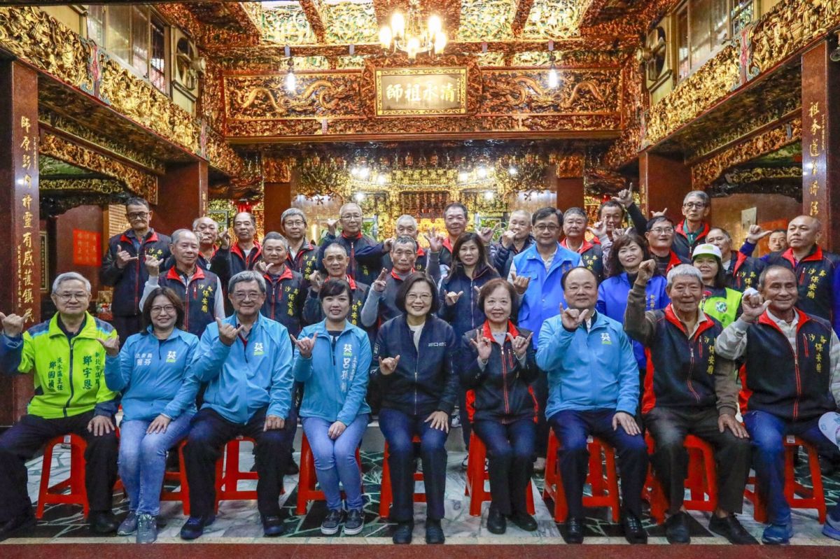 ▲總統蔡英文今（30）日陪同立委呂孫綾前往淡水沙崙保安廟、三芝小基隆福成宮參拜。（圖／立委呂孫綾服務處提供）