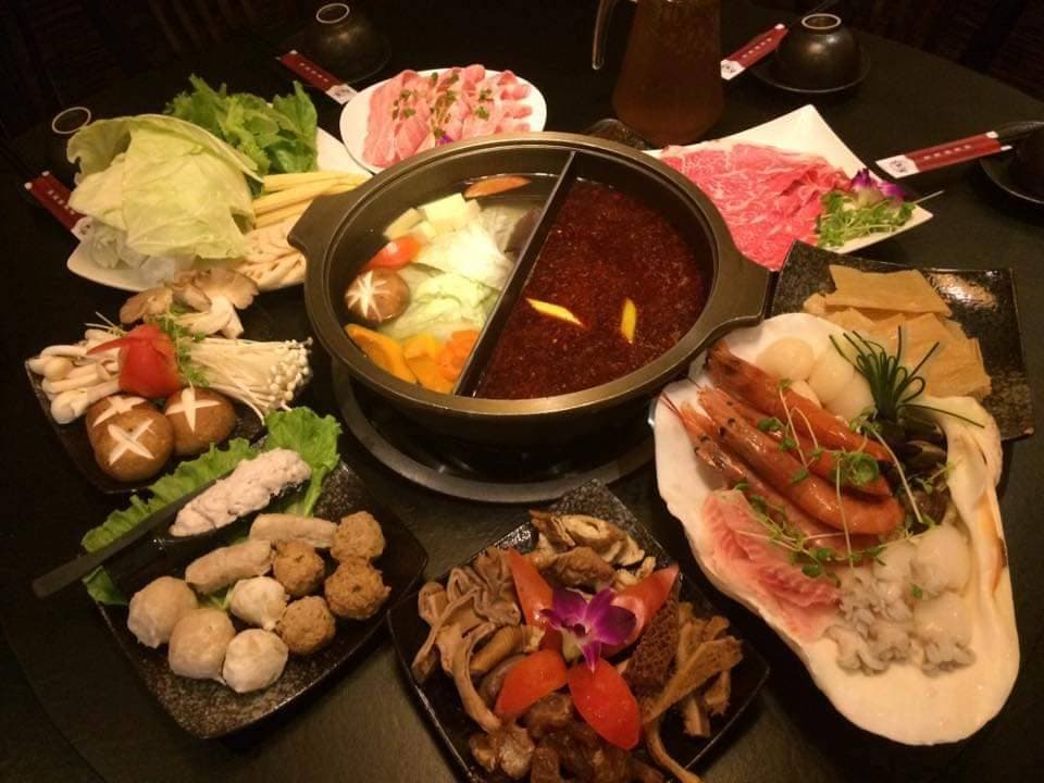 ▲老東家重慶麻辣鍋，裡面含有20幾種中藥材，湯底麻辣卻鮮香不上火。 (圖/記者金祐妤攝，2019.12. 30)