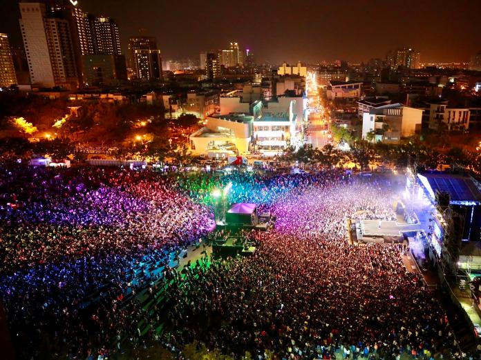 ▲12月28日台南耶誕跨年晚會，10萬人擠爆會場。（圖／台南市政府）