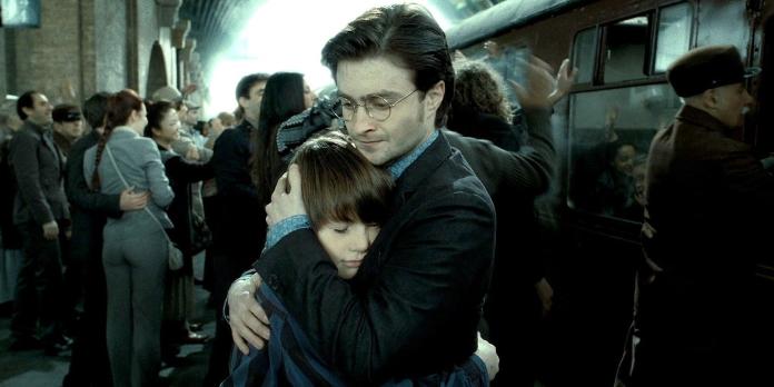 ▲20年後的哈利波特，帶著兒子上霍格華茲魔法學校。（圖／劇照）
