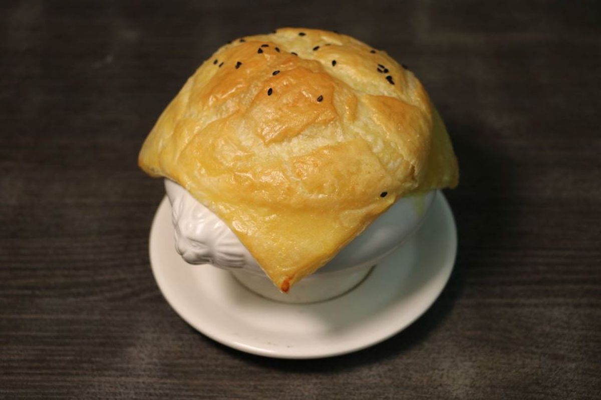 ▲酥皮濃湯怎麼喝才最爽？饕客曝「雙重秘招」。（示意圖／翻攝自臉書）