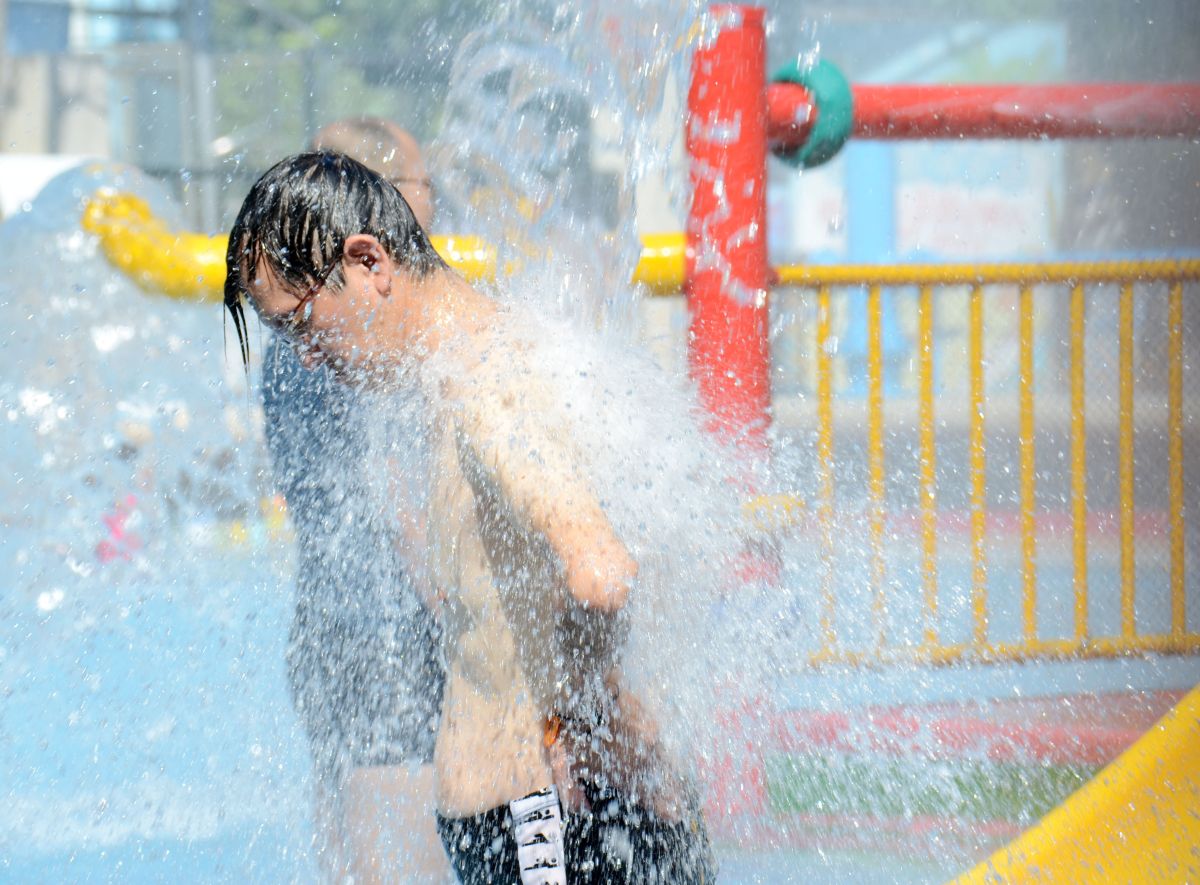 ▲今天各地天氣依舊晴朗炎熱，高溫都在36度左右，但午後雲量增多，少部分平地恐出現較大雨勢。（圖／NOWnews資料圖片）