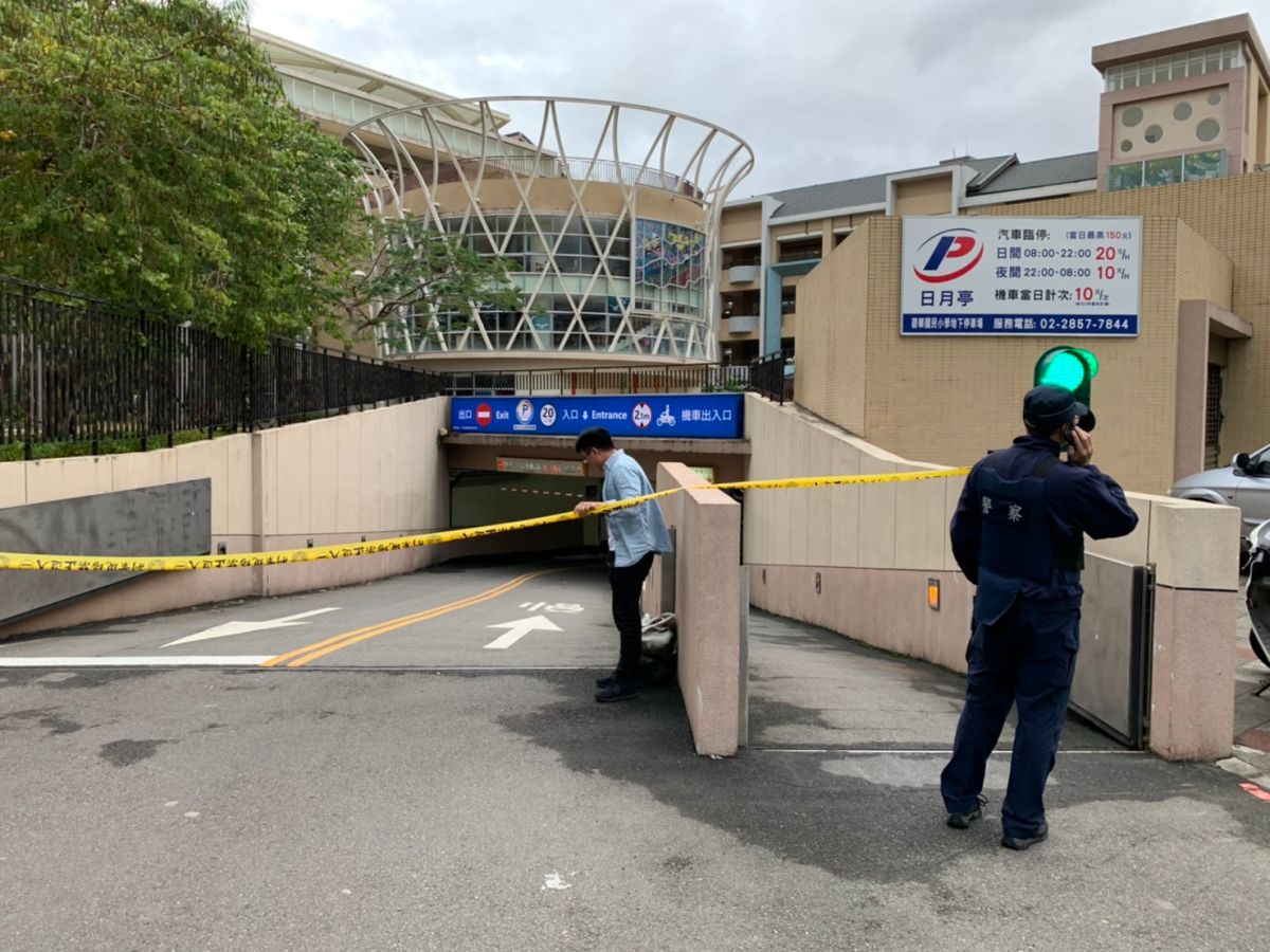 ▲一名涉嫌毒品案宋嫌的開車逃進碧華國小停車場，新莊警分局大批警力封鎖停車場。（圖/記者孫唯容翻攝）