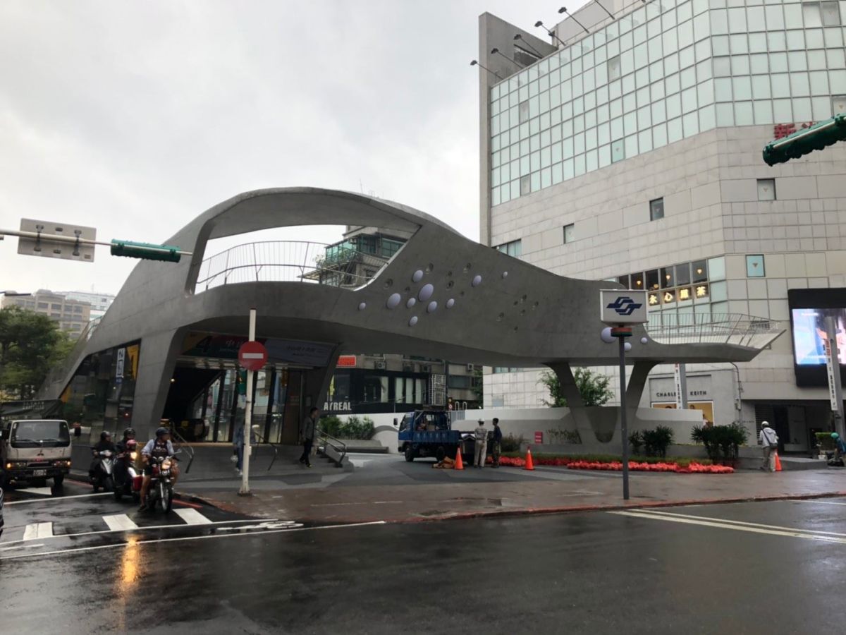 ▲有民眾觀察到，近年來東區顯得有些沒落，不少年輕人都改往「中山站商圈」跑。（示意圖／台北捷運公司）