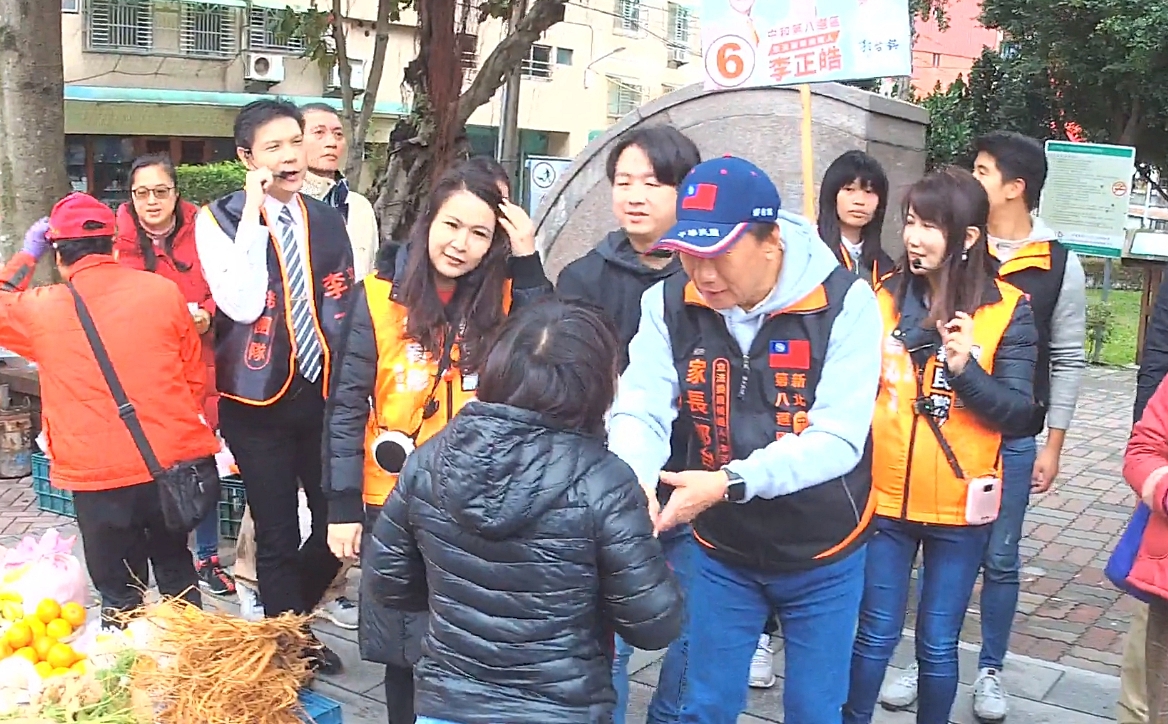 ▲鴻海集團創辦人郭台銘今（31）日首度幫親民黨立委候選人李正皓，與無黨籍郭家軍李縉穎站路口掃街拜票。(圖／NOWnews資料照片)