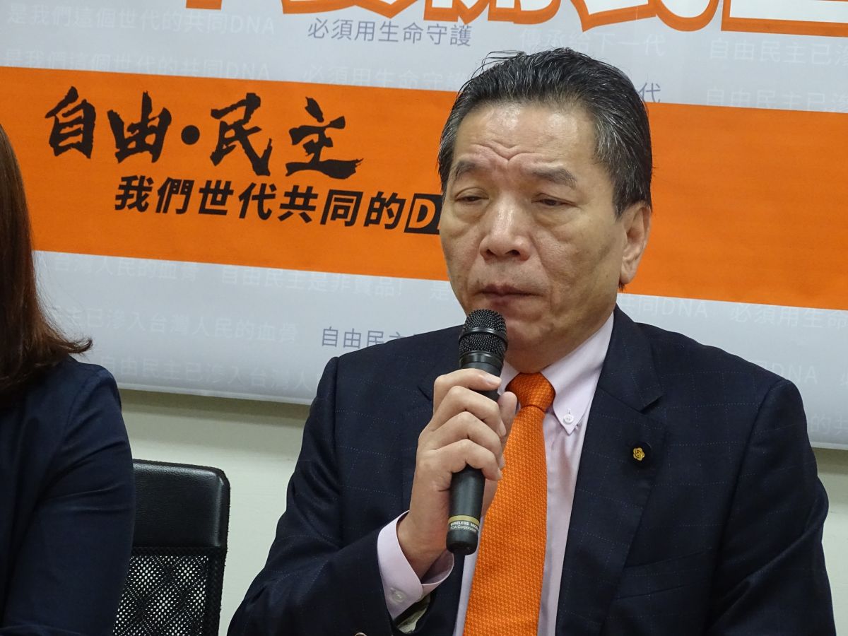 ▲親民黨團總召李鴻鈞反對倉促通過反滲透法，應該交給下屆立院新民意決定。（圖／記者呂炯昌攝, 2019.12.31）