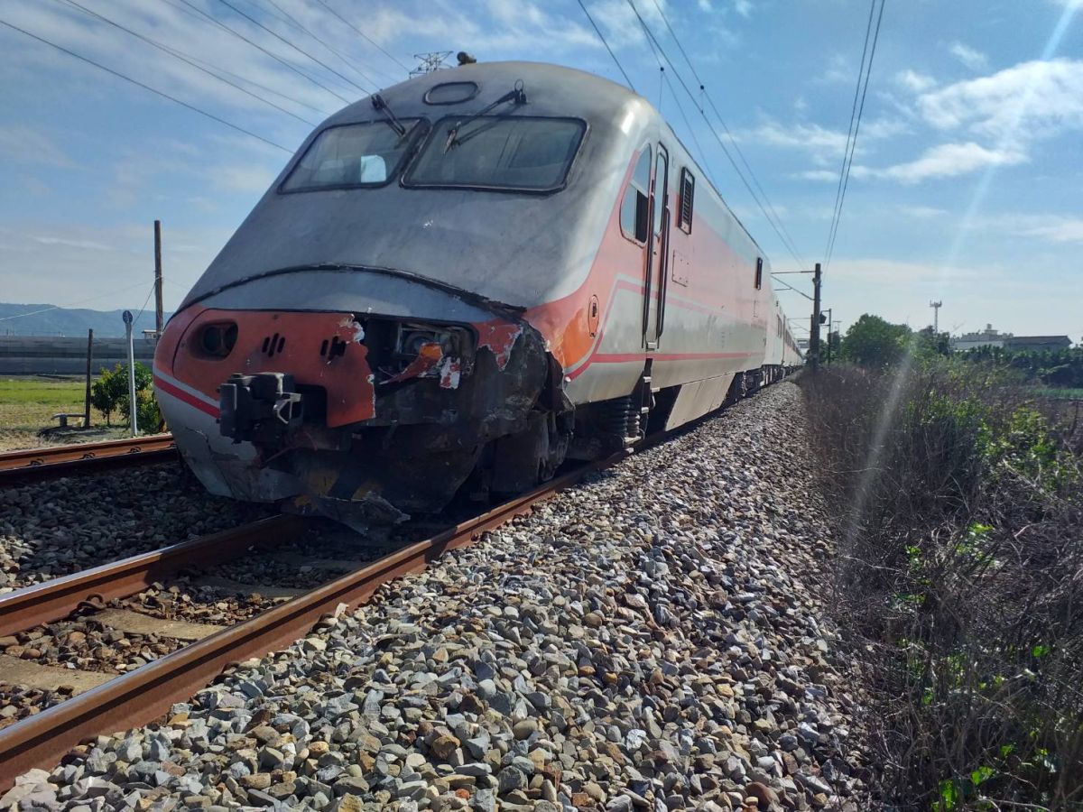 ▲台鐵今（ 31 ）日 118 次潮州開往七堵的自強號列車，於 12：10 在社頭至員林間撞及推高機發生意外。（圖／台鐵）