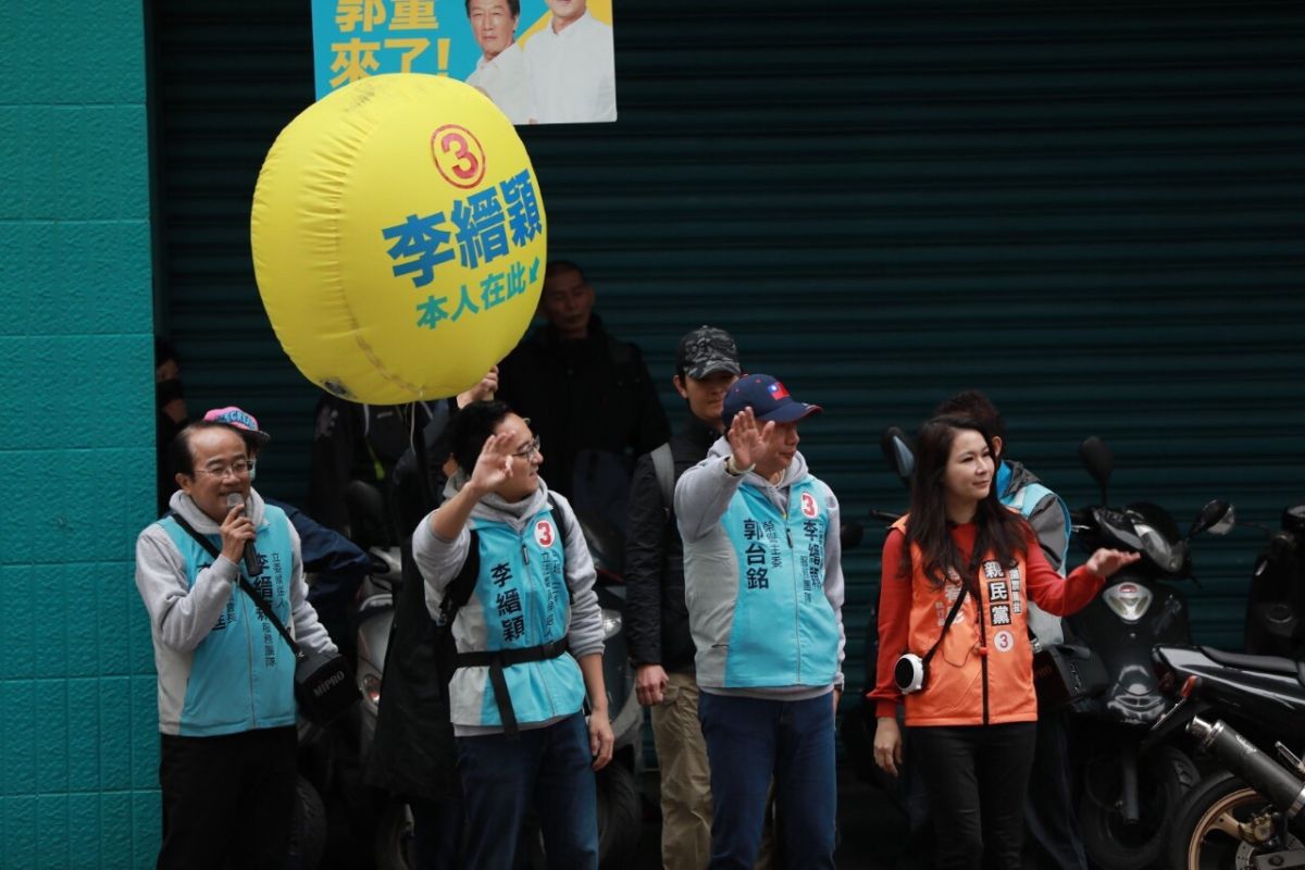 ▲今（31）鴻海集團創辦人郭台銘早替新北第十選區無黨籍立委候選人李縉穎、新北市第八選區親民黨立委候選人李正皓站路口輔選。（圖/李縉穎服務處提供）