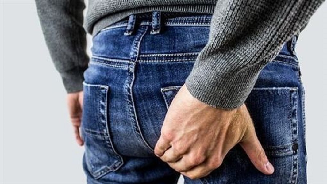 ▲一名老翁連續多天腹脹，連排便和放屁都有困難，家人緊急送醫檢查，發現他乙狀結腸竟嚴重扭轉。（示意圖／Pixabay）