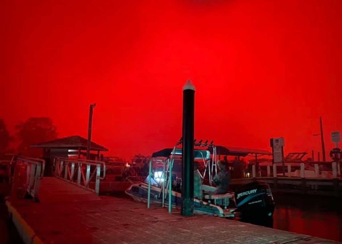 ▲位於澳洲東部維多利亞省的小鎮馬拉庫塔， 31 日出現血色天空的驚悚景象。（圖／翻攝自英國每日郵報）