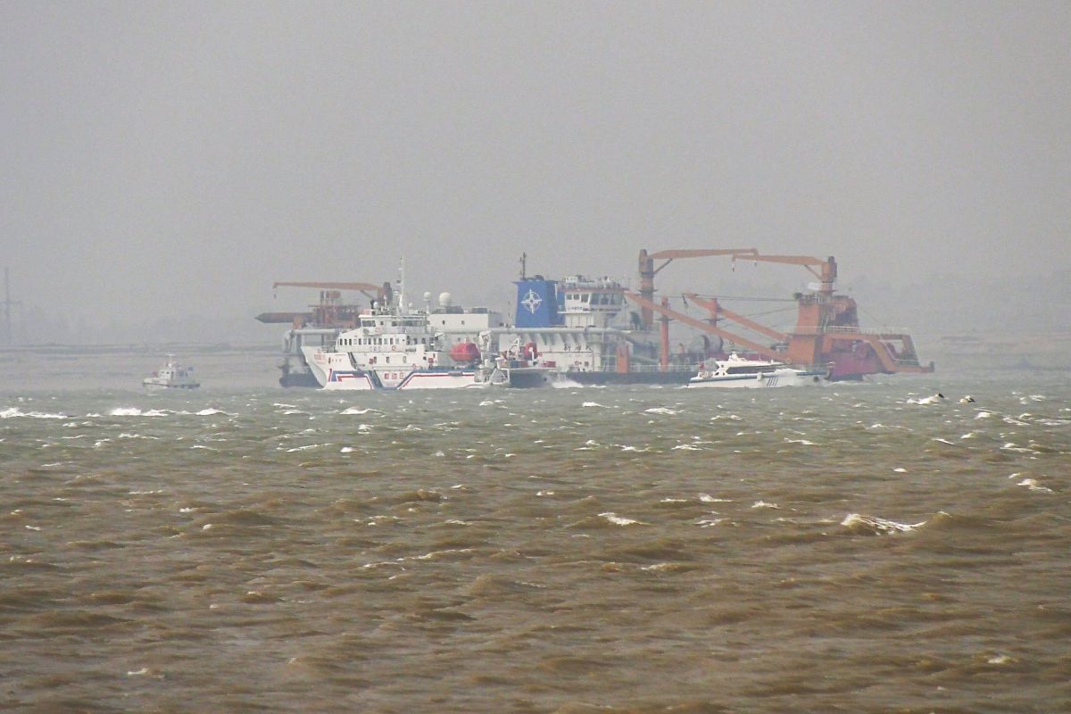 ▲大陸籍「龍文漁65187」鐵殼漁船今早於馬山外海翻覆，兩岸共派遣11艘船艇前往搜救。（圖／蔡若喬攝, 2019.12.31）