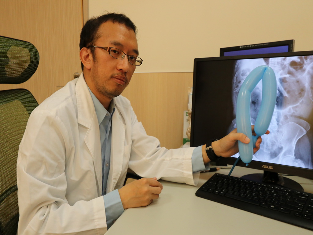 ▲醫生表示，發生過腸扭轉的患者，日後復發的機率高達40%-90%，千萬不可輕忽用氣球扭成腸打結。 (圖／林重鎣翻攝2019.12.31)