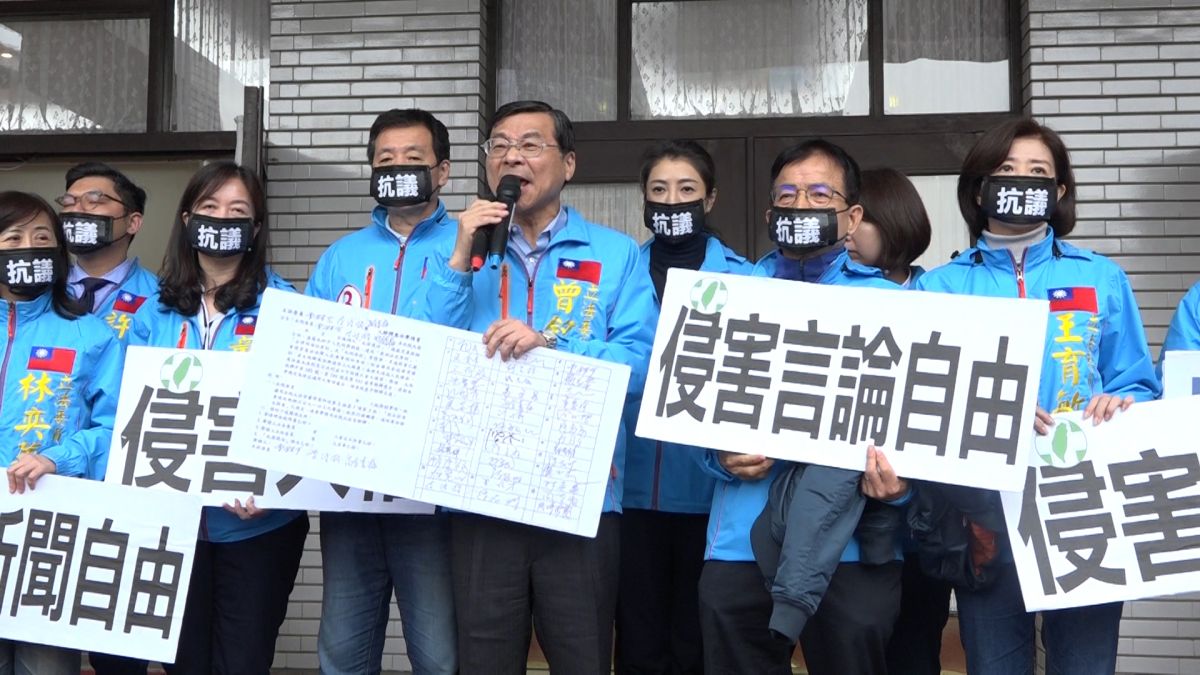 ▲國民黨立院黨團總召曾銘宗，帶領國民黨團立委在議場外表達抗議。（圖／記者朱永強攝, 2019.12.31）