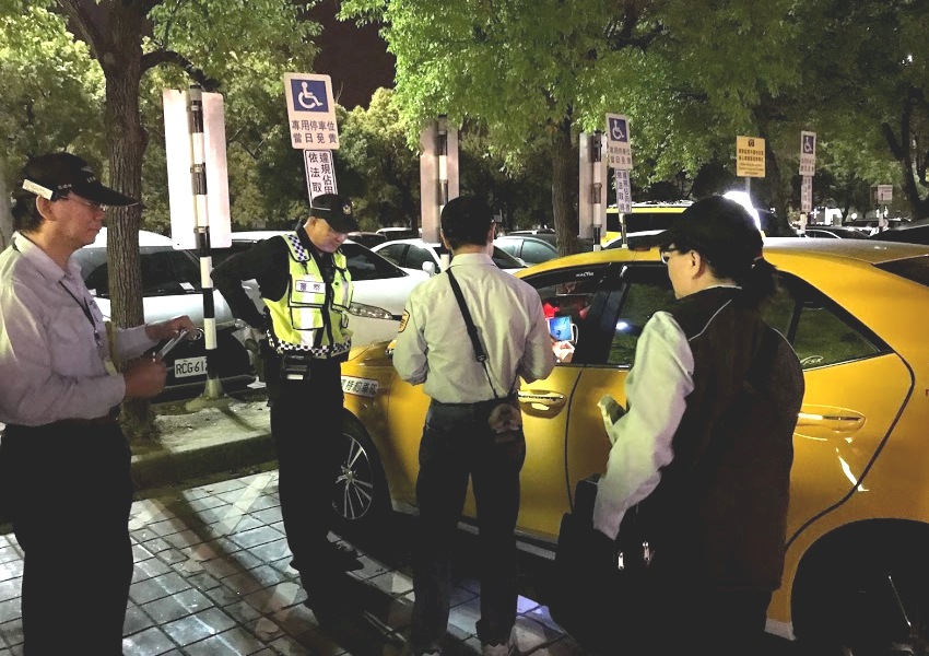 ▲高雄市區監理所執行監警聯合稽查專案勤務，以保障民眾乘車之安全及維護營運秩序。(圖／記者黃守作攝)