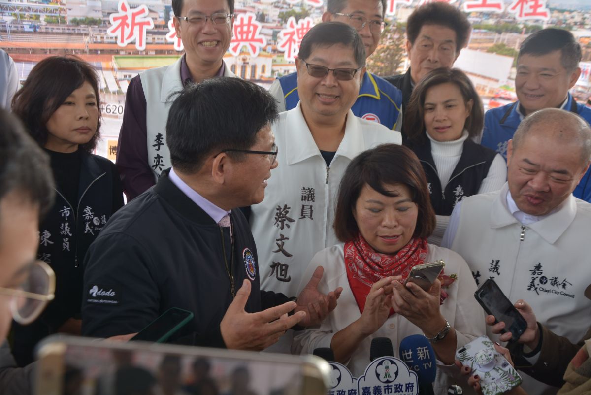 ▲黃敏惠拿出手機要顯示陳水扁當時的報導給林佳龍看。（圖／記者郭政隆攝影2019.12.31）