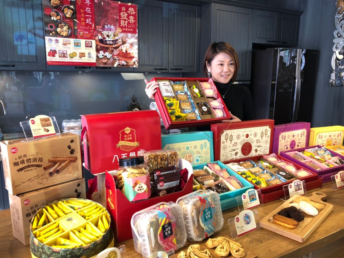 ▲搶攻春節送禮商機，85度c一口氣推出十款禮盒，要以平價搶市場。（圖／金武鳳攝，2019.12.31)