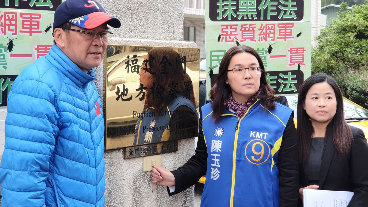 ▲國民黨金門區立委候選人陳玉珍(中)今按鈴聲告對手陳滄江違反選罷法。（圖／蔡若喬攝, 2019.12.31）
