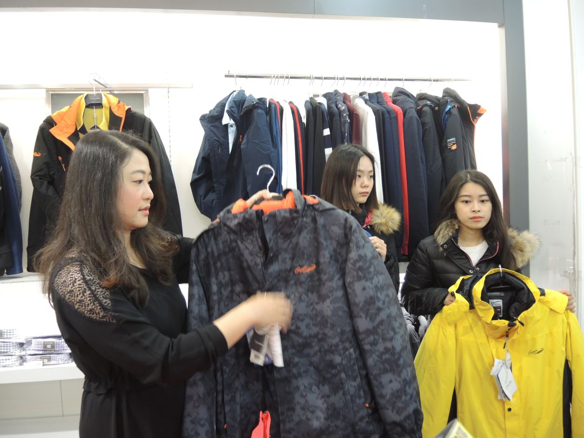 ▲鱷魚原廠廠拍彰化廠，元旦起連續引爆5天，新款外套走時尚、旅遊、休閒運動風潮。（圖／記者陳雅芳攝，2019.12.31）