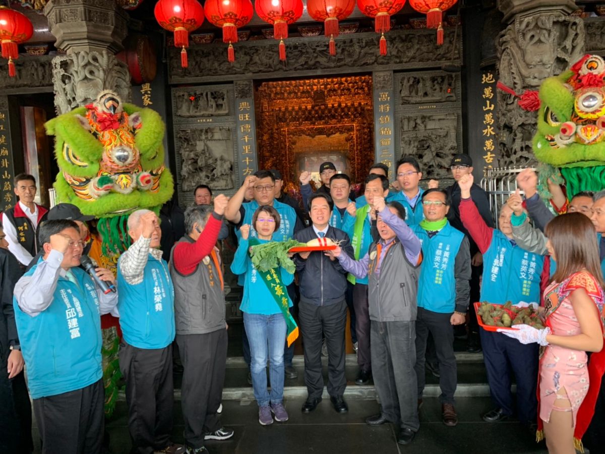 ▲民進黨副總統候選人賴清德到彰化陪立委黃秀芳到田中里萬興宮祈福，支持者在萬興宮送好采頭。（圖／記者陳雅芳攝，2019.12.31）