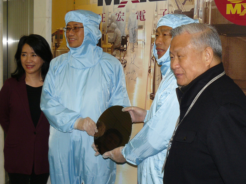 國民黨總統參選人韓國瑜（右2）與副總統參選人張善政（左2）6日參訪旺宏電子，由董事長吳敏求（右1）接待。韓國瑜與張善政兩人試穿無塵衣。中央社記者張建中攝108年12月6日