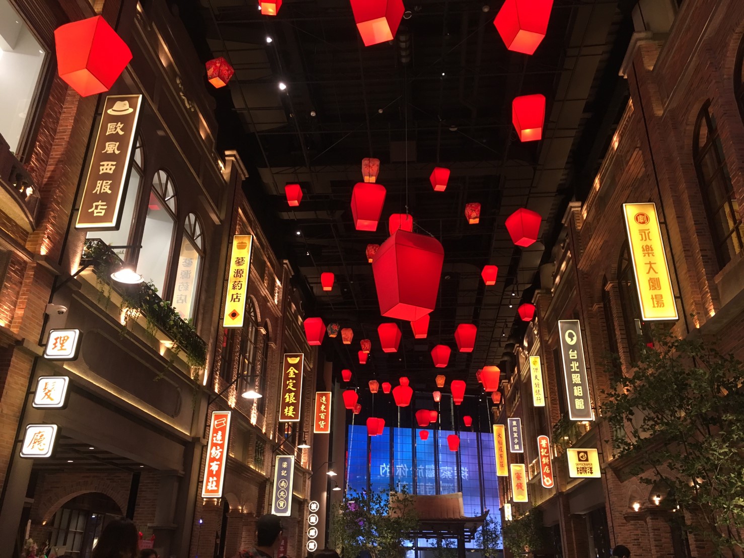 ▲遠百信義4樓美食街以復古台灣街道為主題。(圖/Elaine)