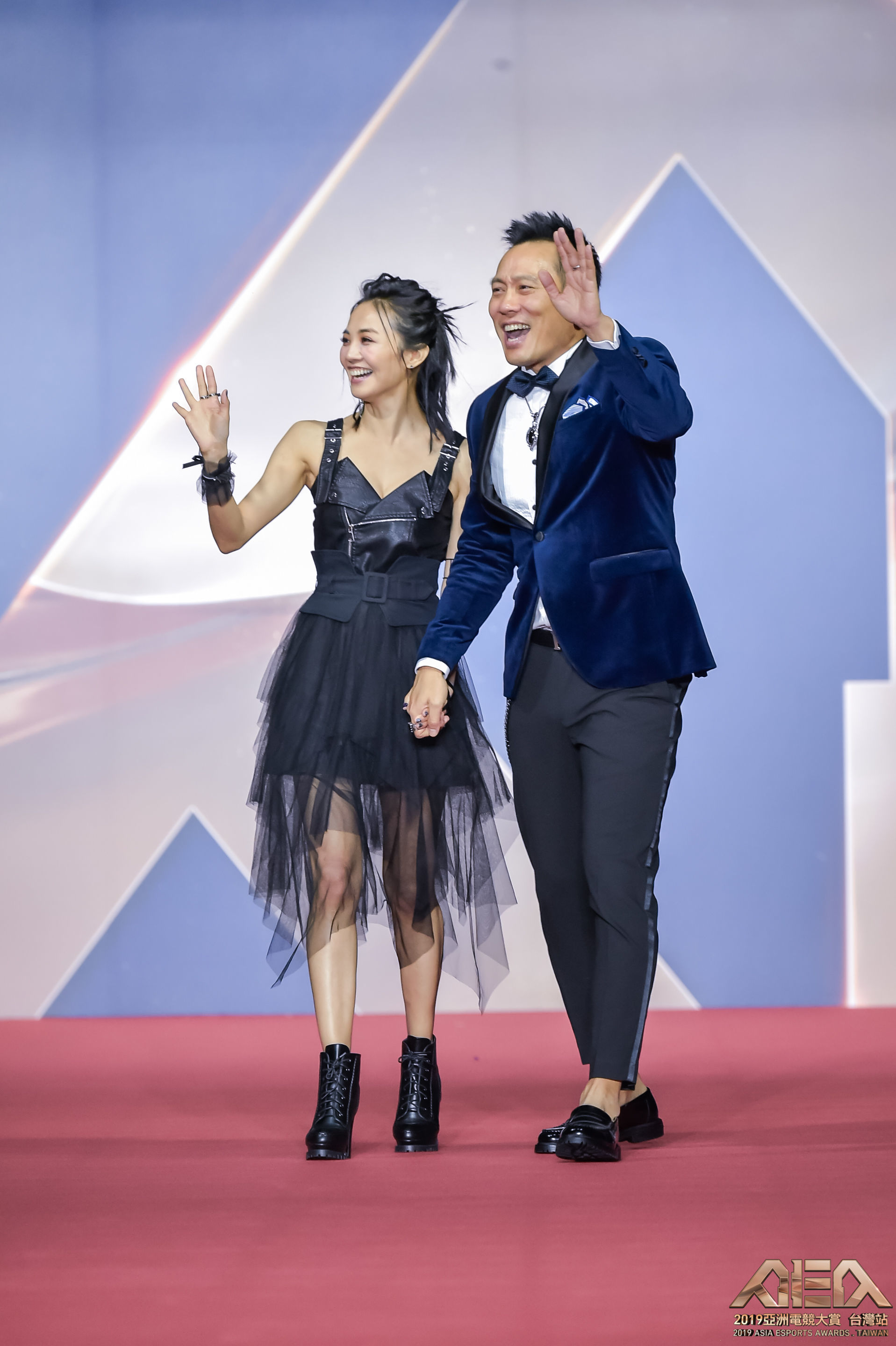 2019亞洲電競大賞頒獎典禮主持人安娜李（左）、艾力克斯。
