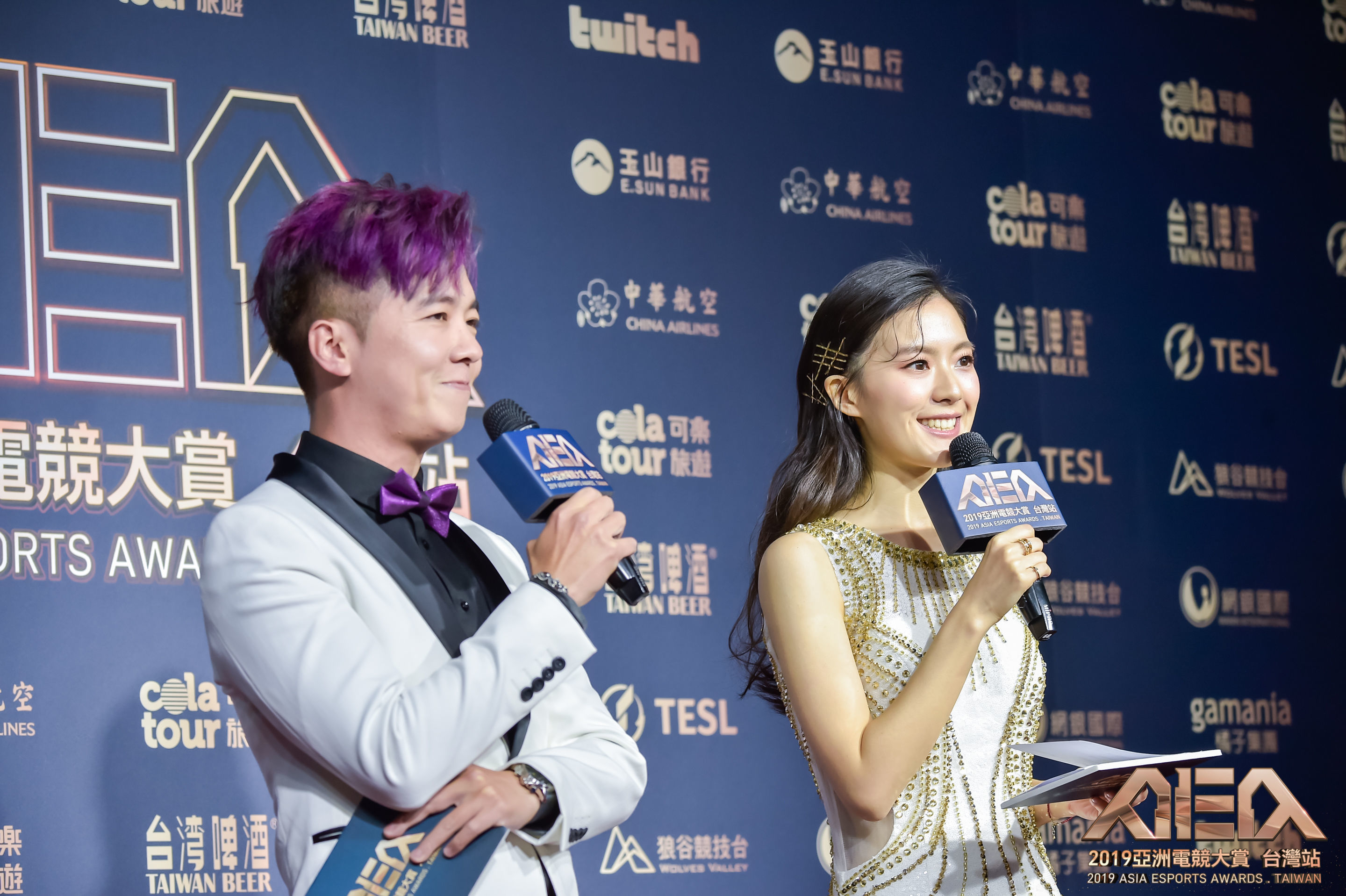 2019亞洲電競大賞，紅毯主持人SoBaD（左）、JOJO。