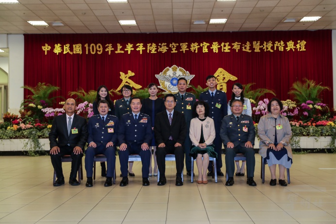 ▲ 嚴部長伉儷與晉任將官及其眷屬們合影。（軍聞社記者林澤廷攝）